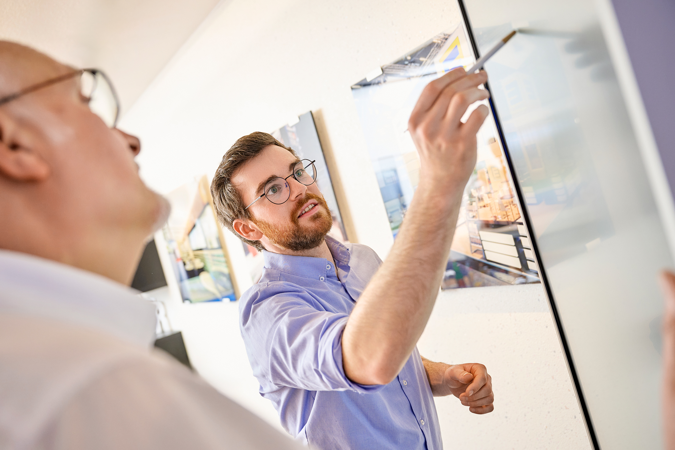 Mitarbeiter von EMS besprechen die Messestandplanung