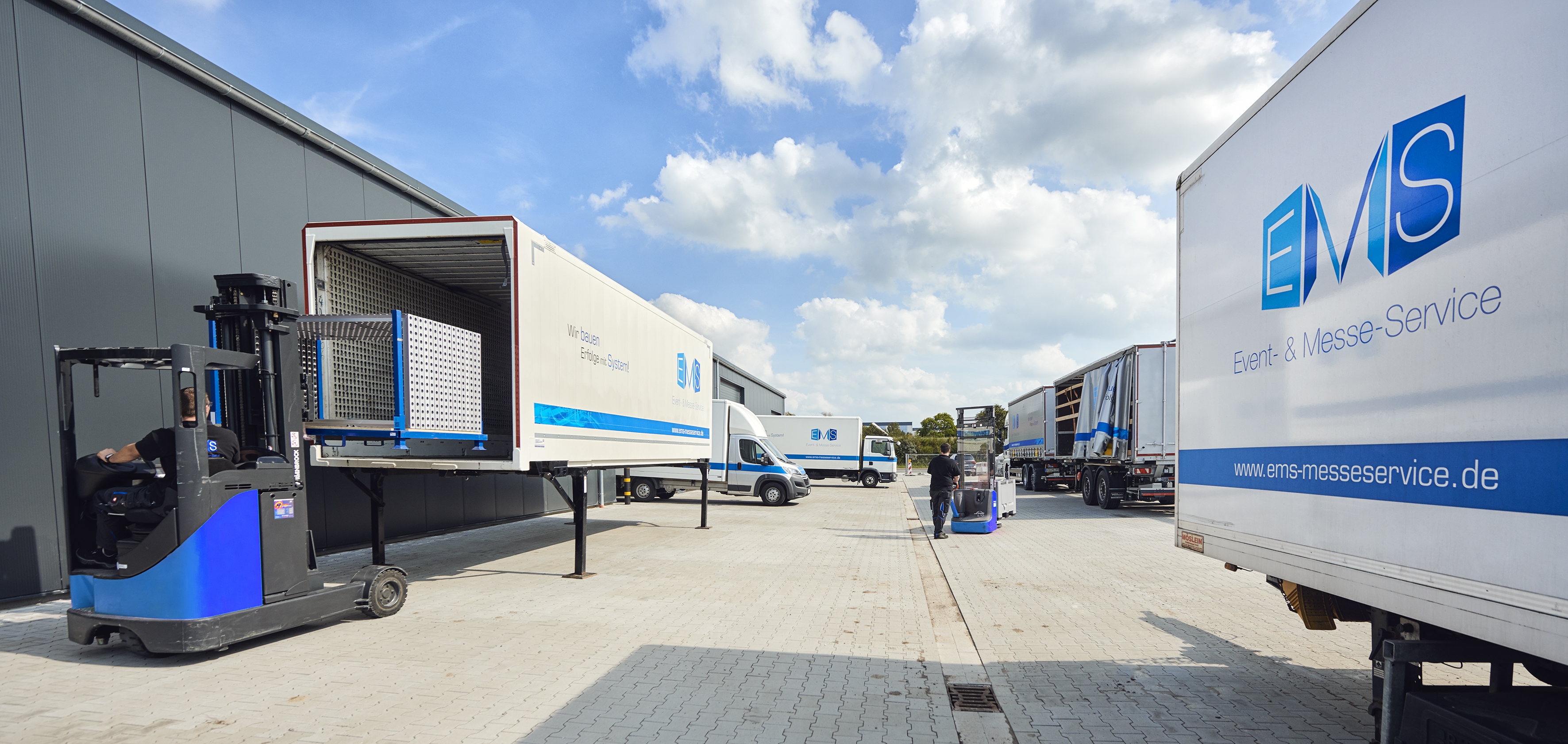 Container von EMS werden mit Messestandelemente beladen