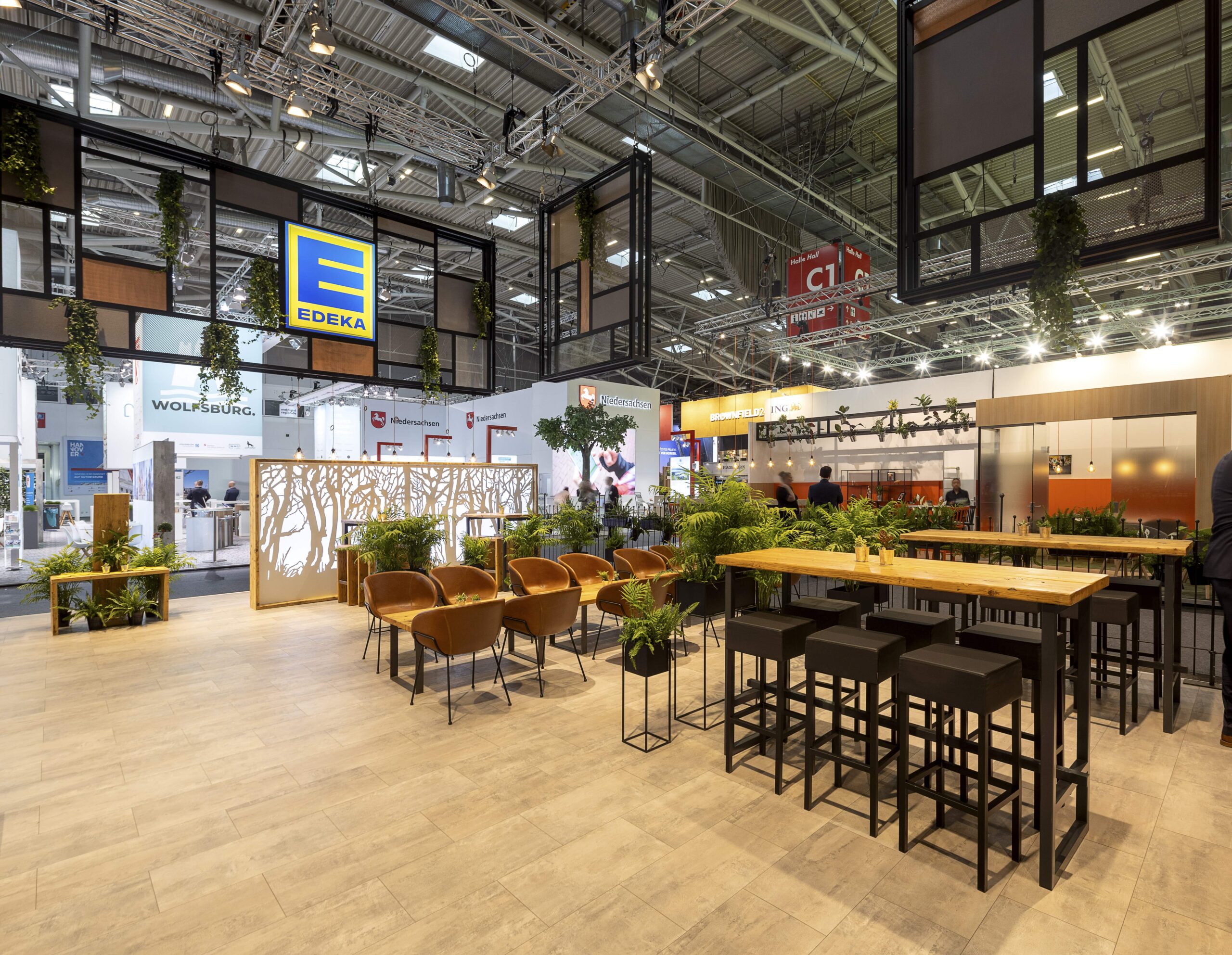 Alt text: Edeka Messestand von EMS auf der ExpoReal in München 2024