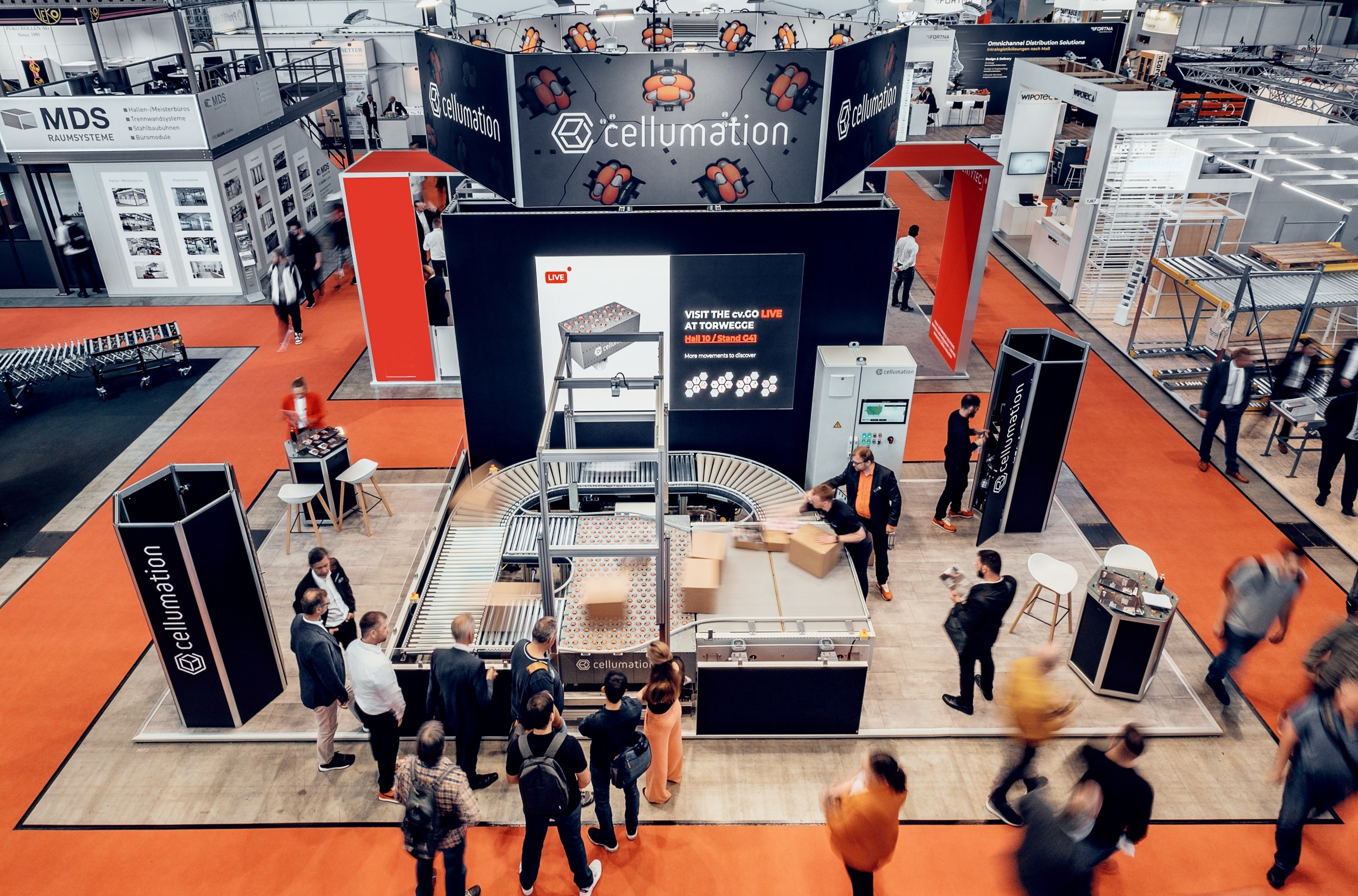 Cellumation Messestand mit orangenen Farbakzenten von oben