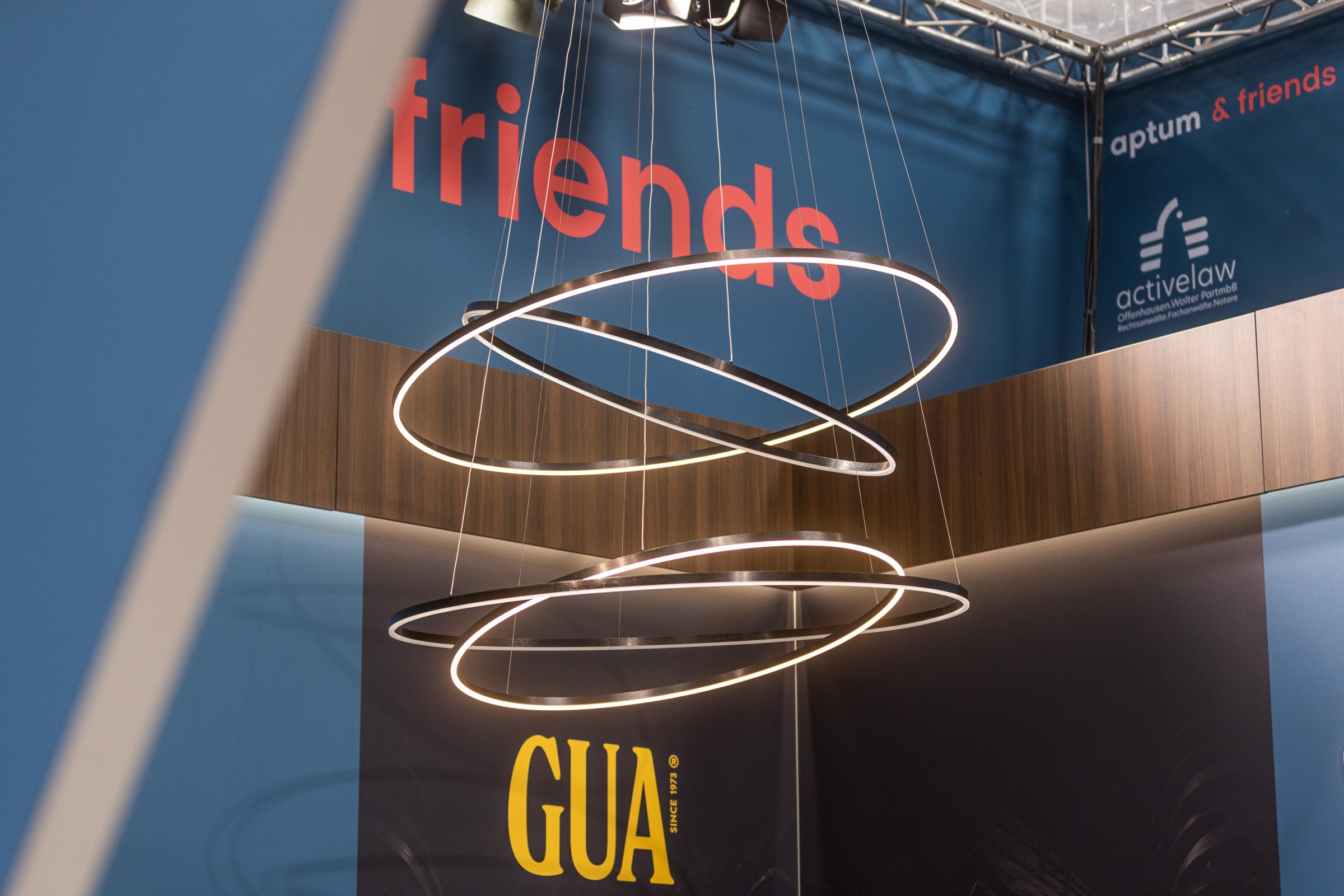 Moderne Deckenlampe am Aptum-Messestand von EMS Event- & Messe-Service