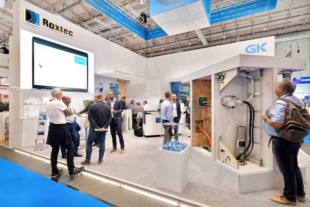 Besucher am Roxtec-Messestand von EMS