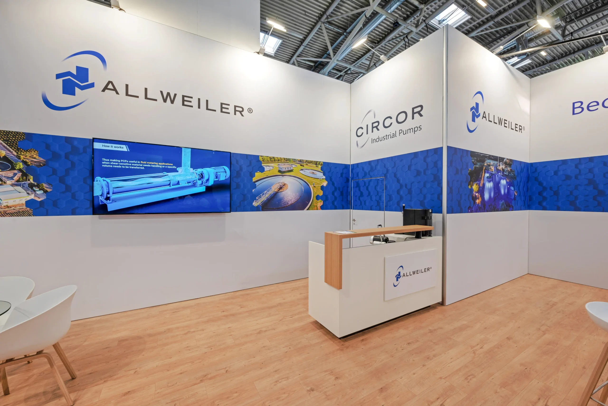 Minimalistischer Messestand in weiß und blau von Allweiler