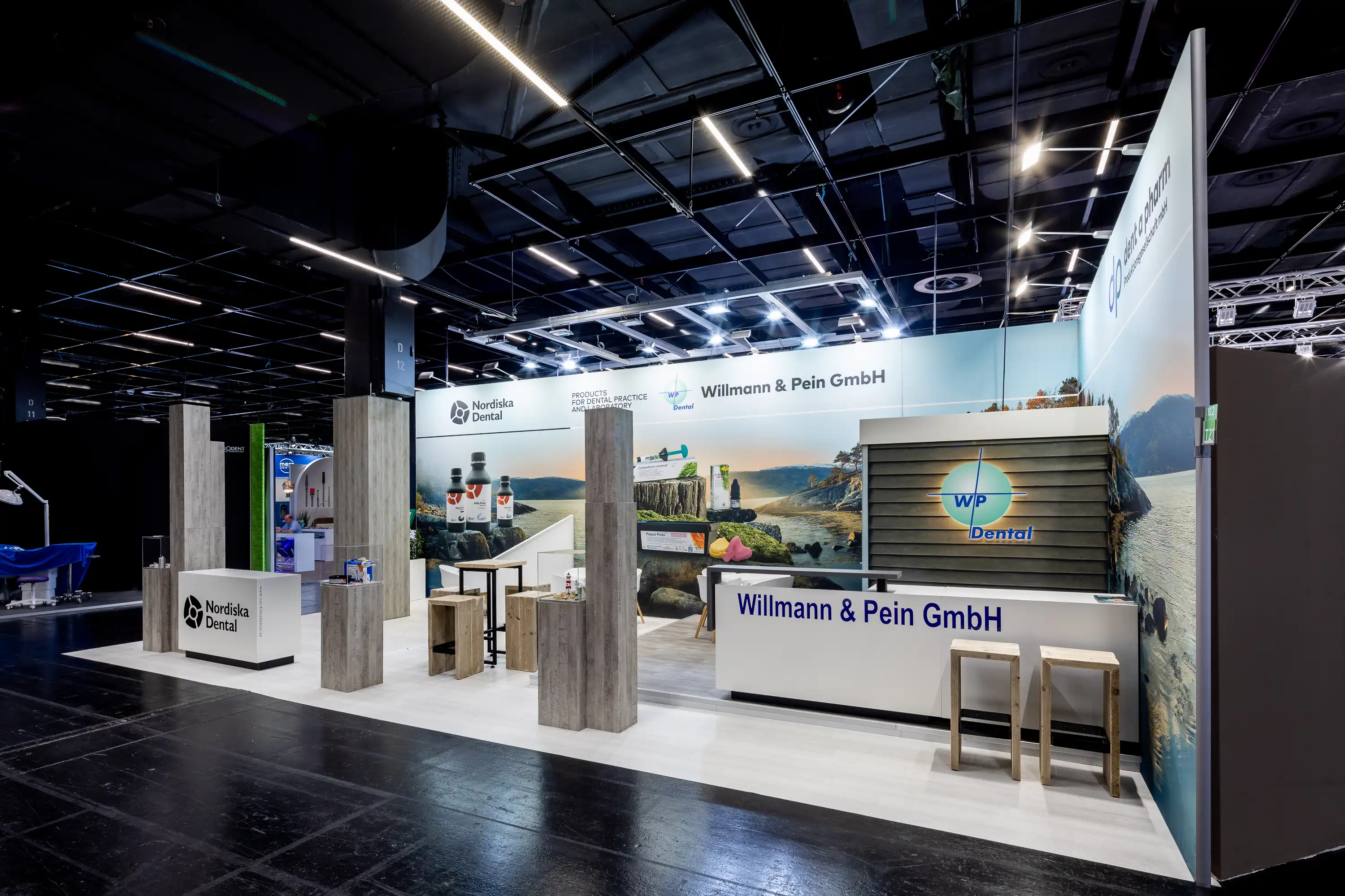 William & Pein Messestand mit Holzelementen und hellem Boden