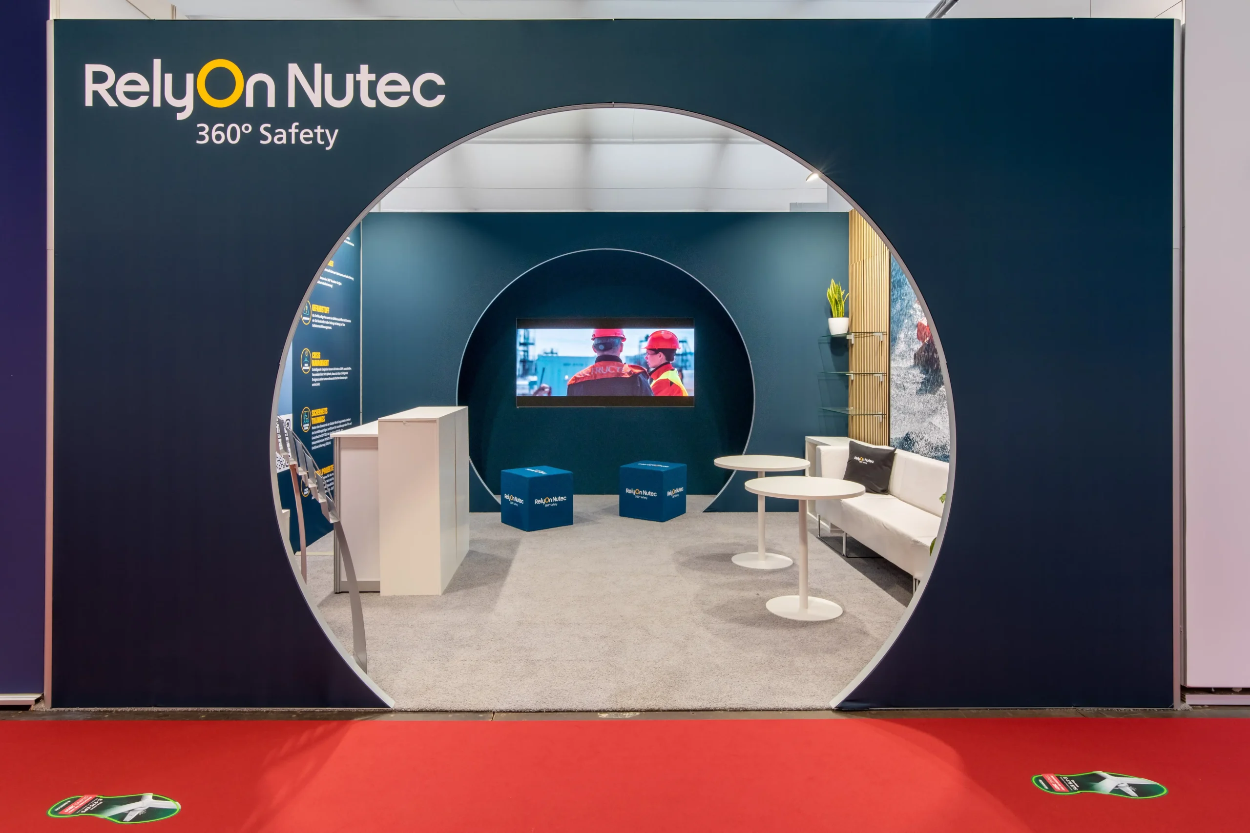 Eingebauter Bildschirm am Messestand von RelyOn Nutec