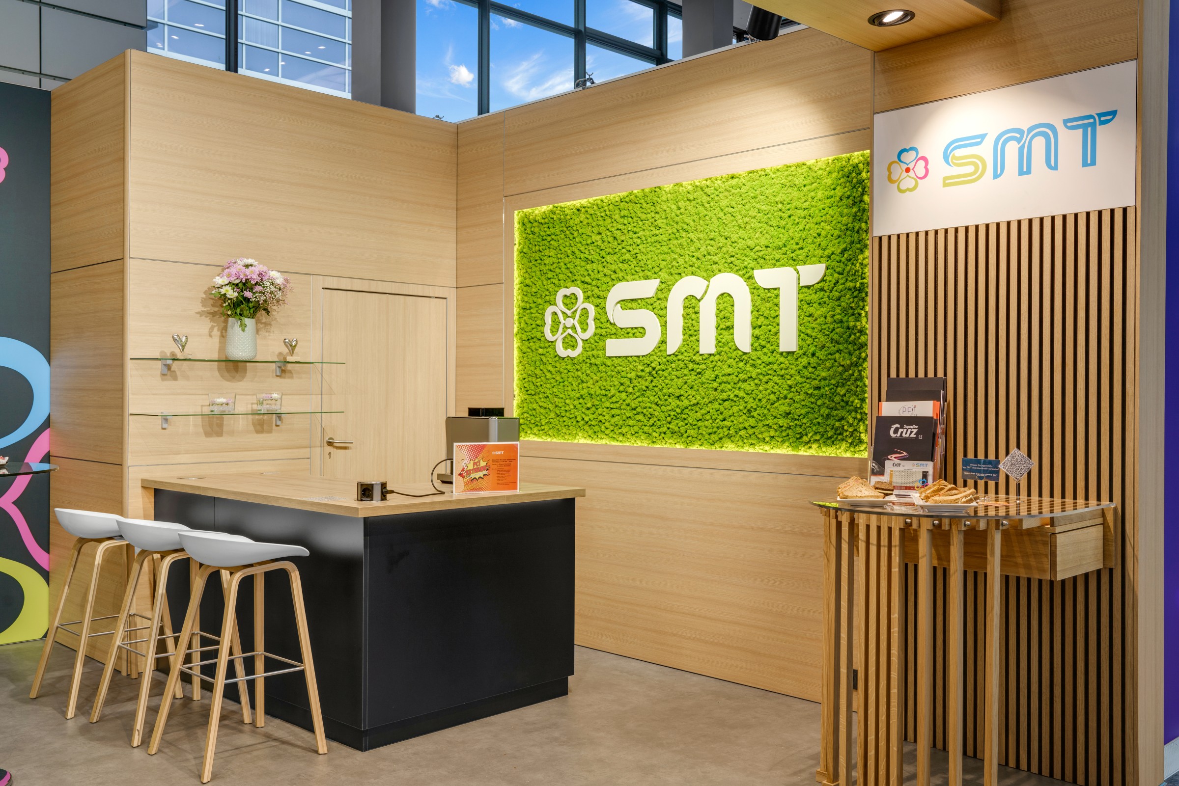 Kaffeebar am SMT Messestand mit Holzpaneelen