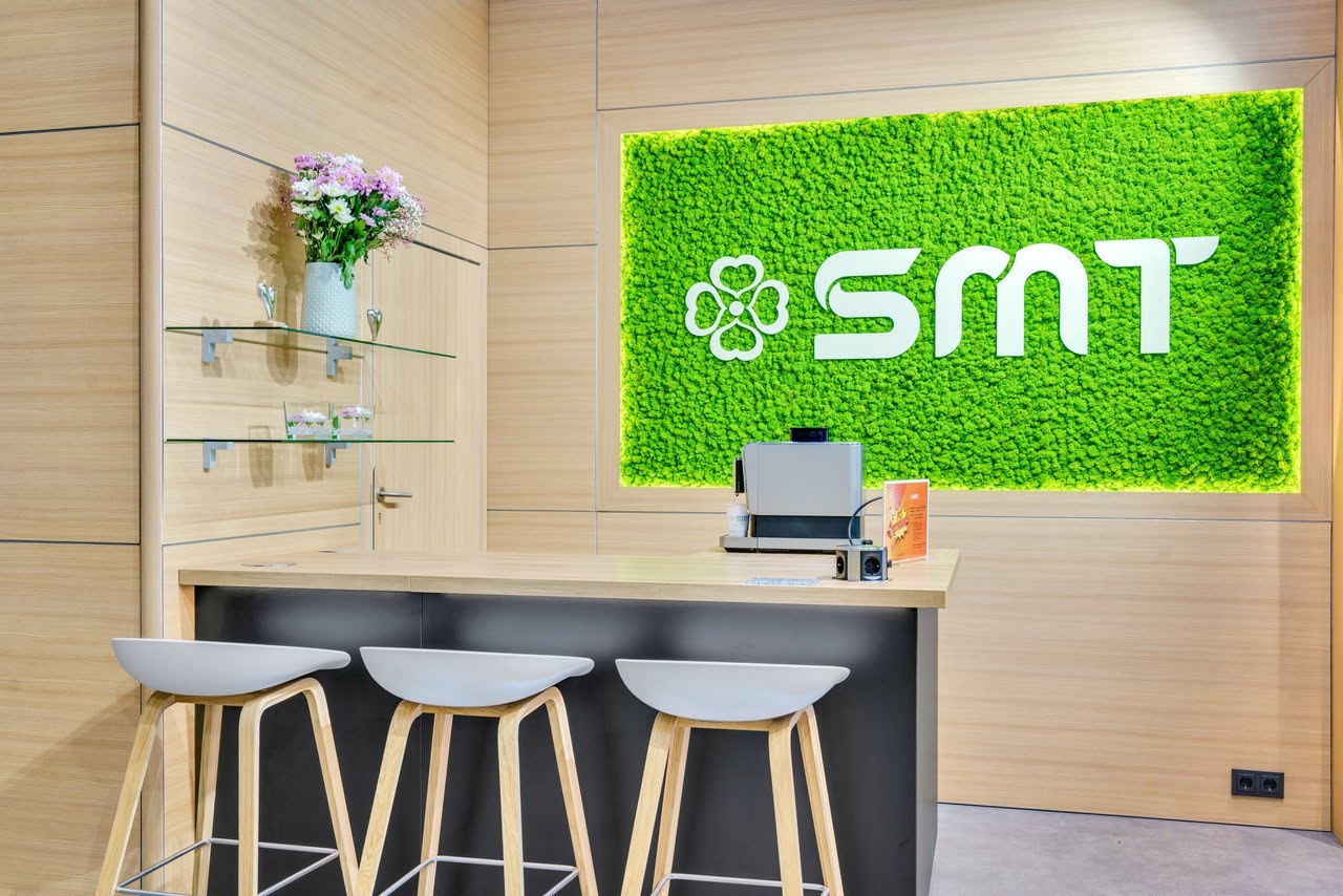 Akustische Dämmung mit Holzwänden und Pflanzen am SMT Messestand von EMS