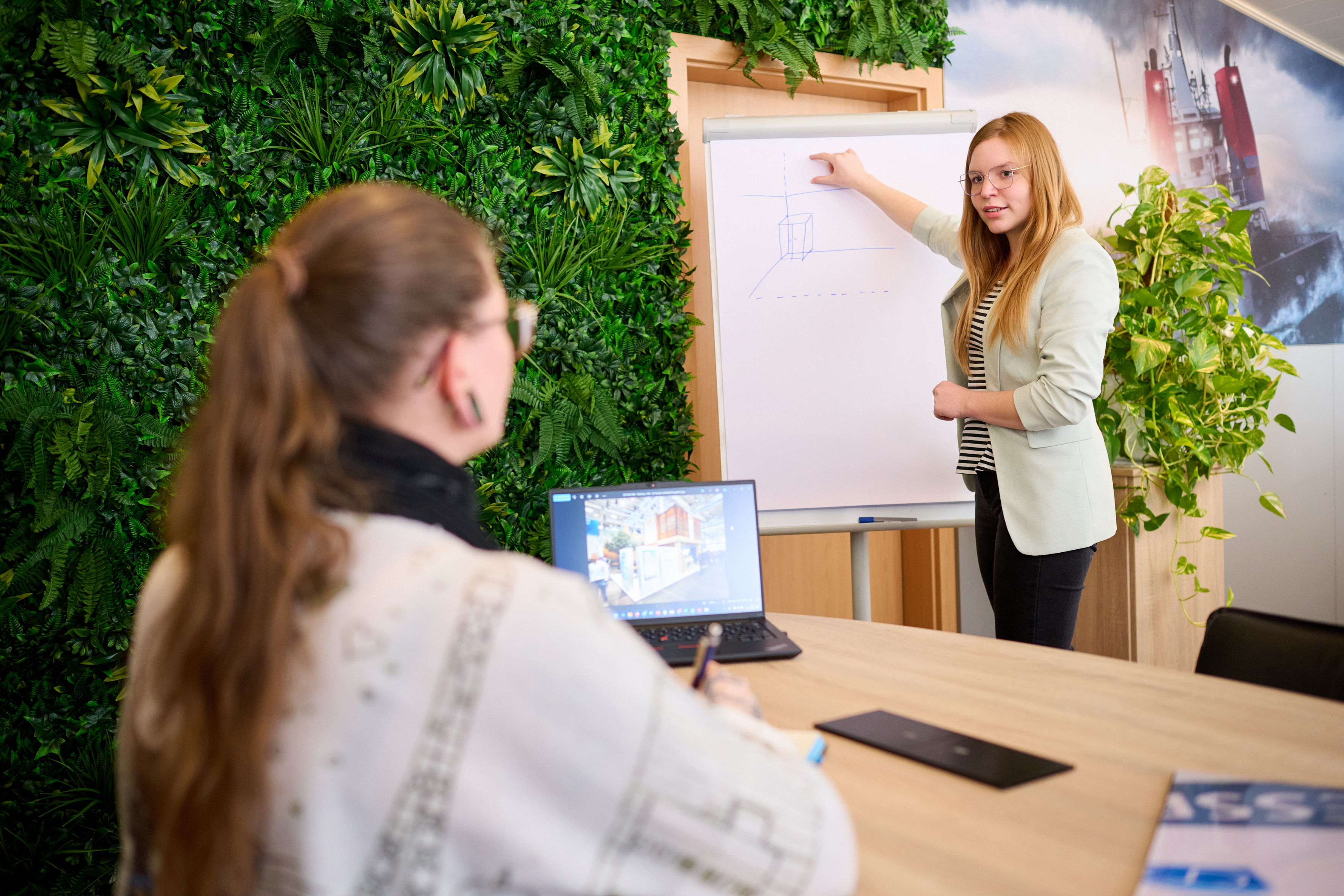 Mitarbeiterinnen von EMS im Teamgespräch über Messeziele