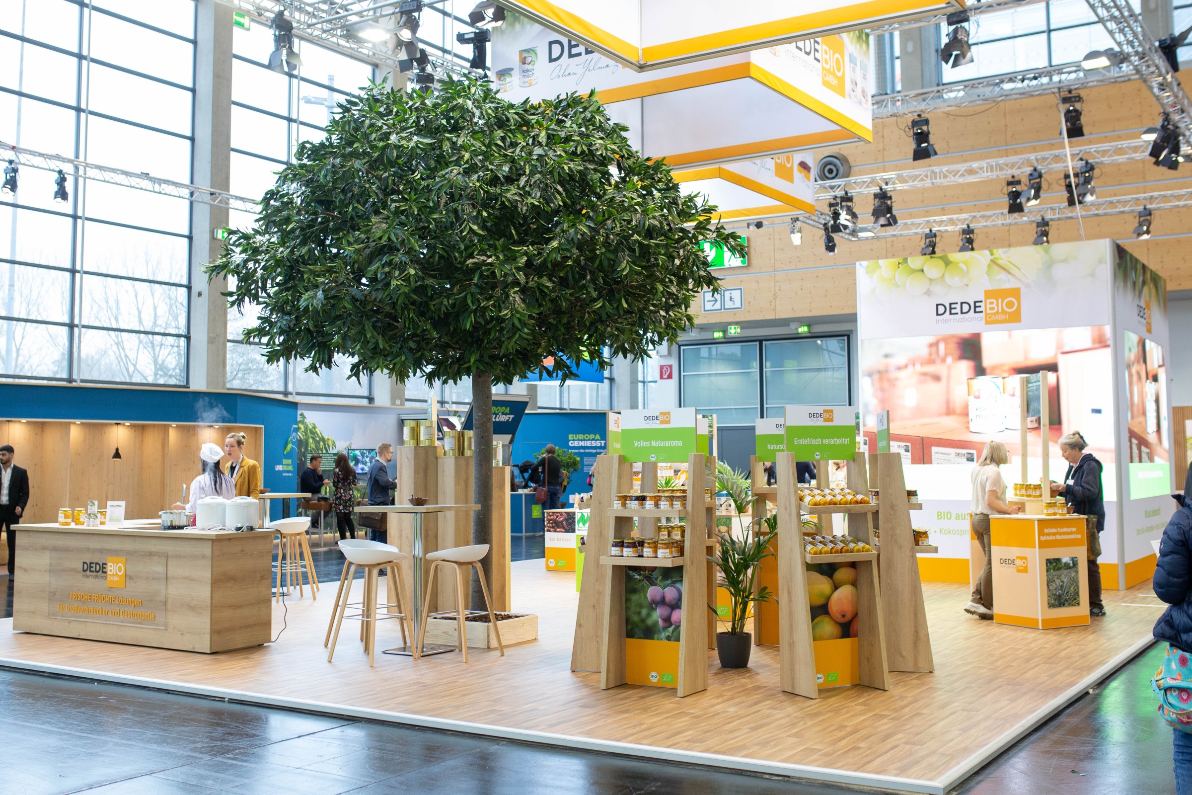 Inselstand von EMS gestaltet mit Laubbaum