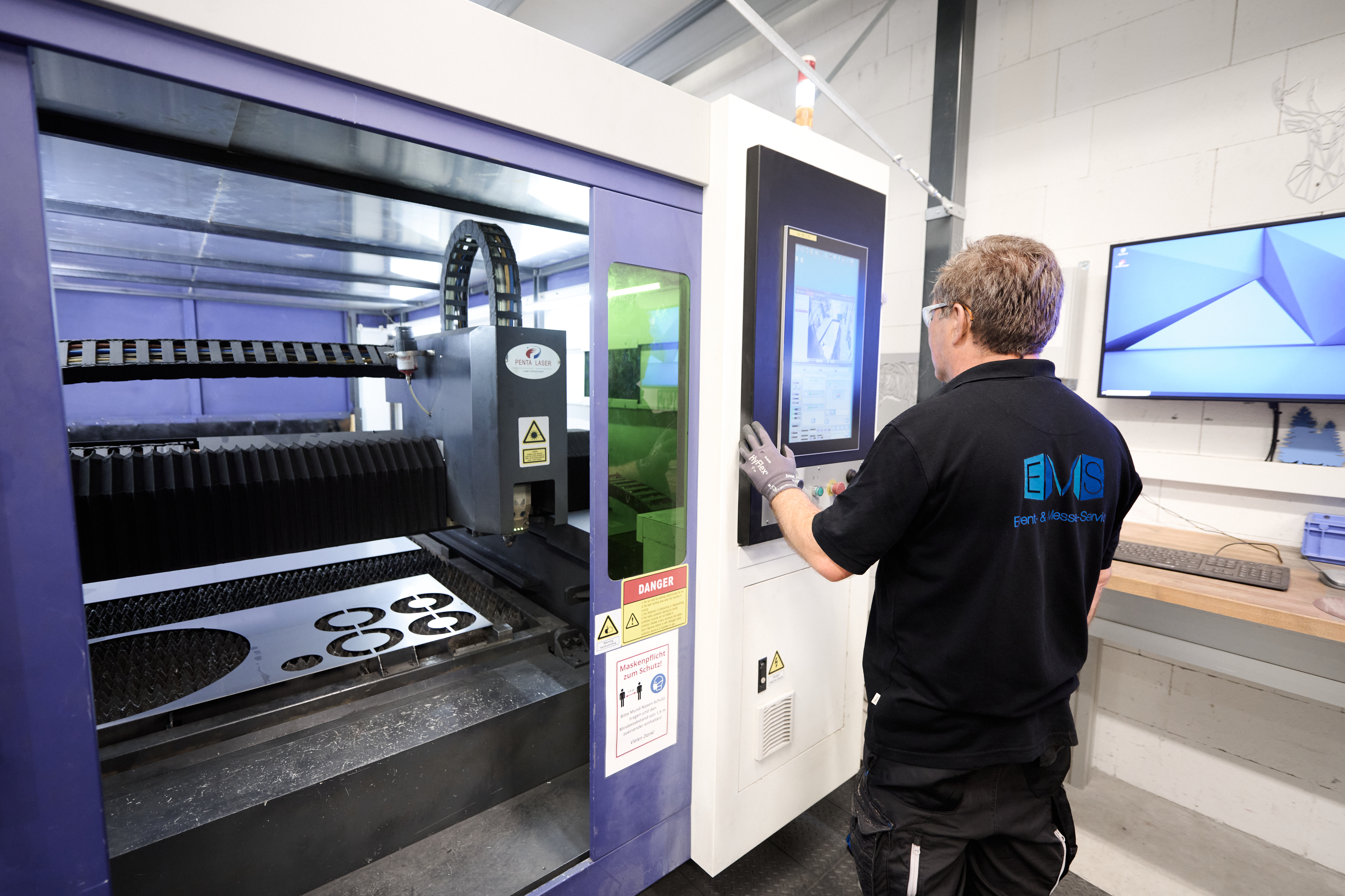 Fertigung eines Messestands in der eigenen Produktionshalle von EMS