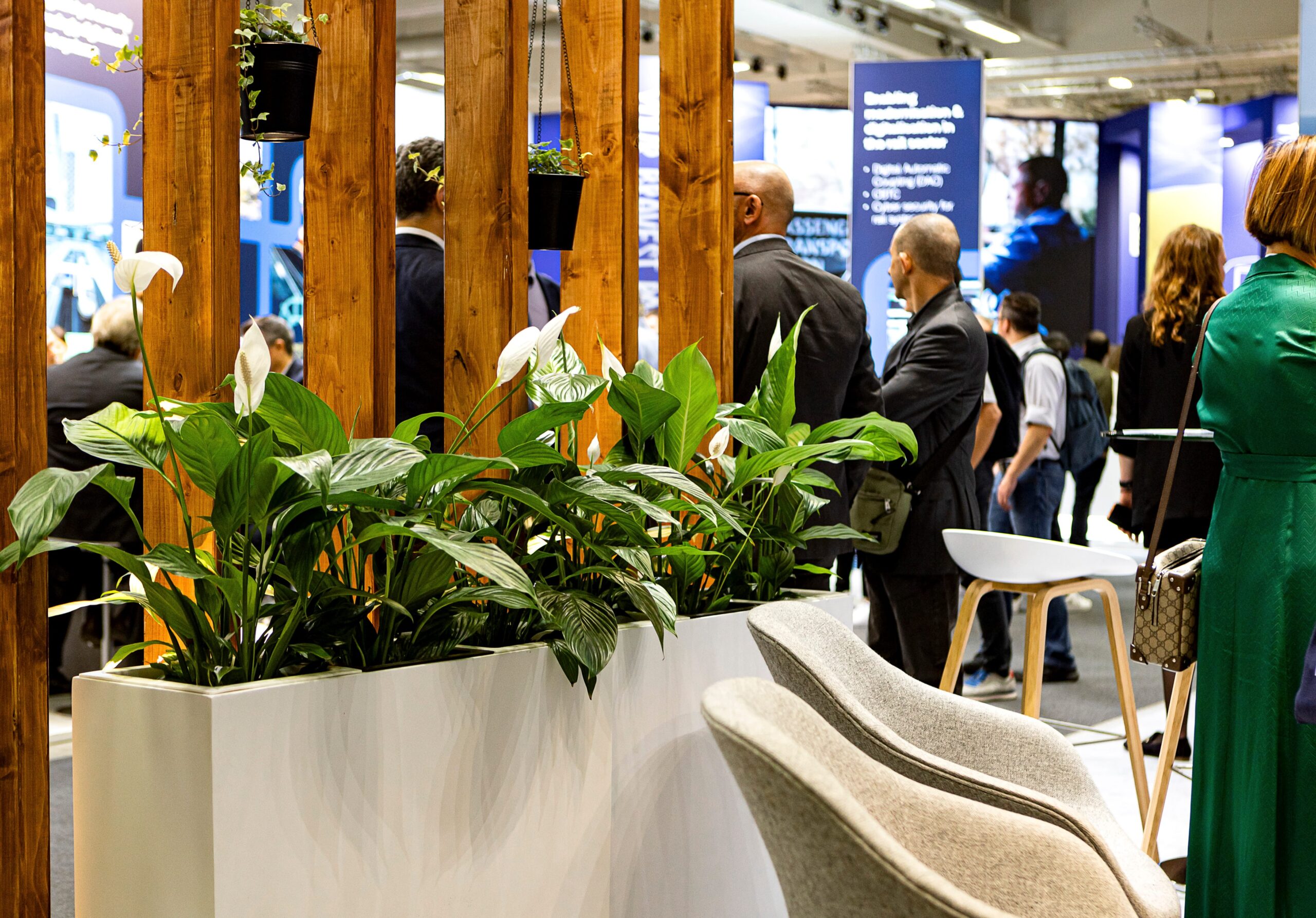 Sitzecke mit Pflanzen am Bureau Veritas Messestand