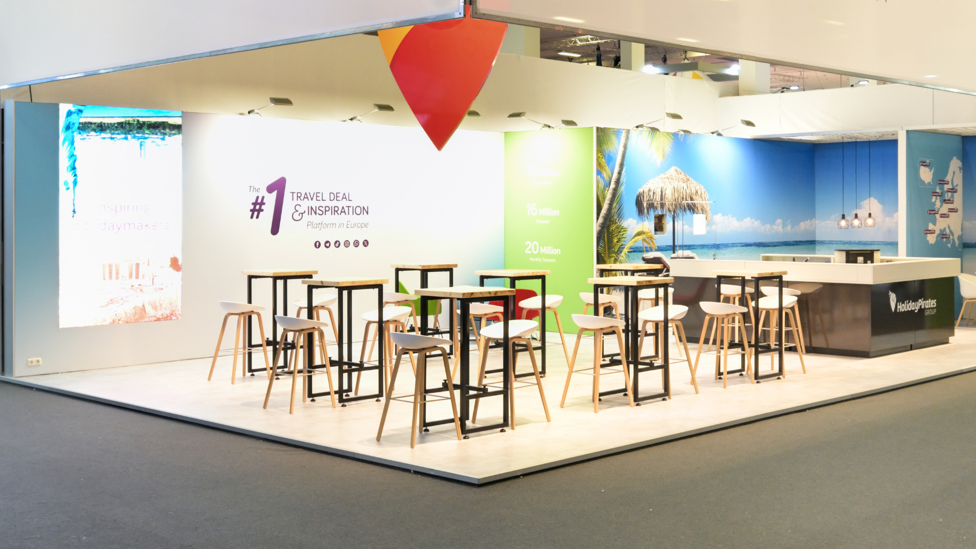 LED-Messestand mit Sitzbereich und großflächiger Markenwand „#1 Travel Deal & Inspiration Platform in Europe“ auf einer Messe.
