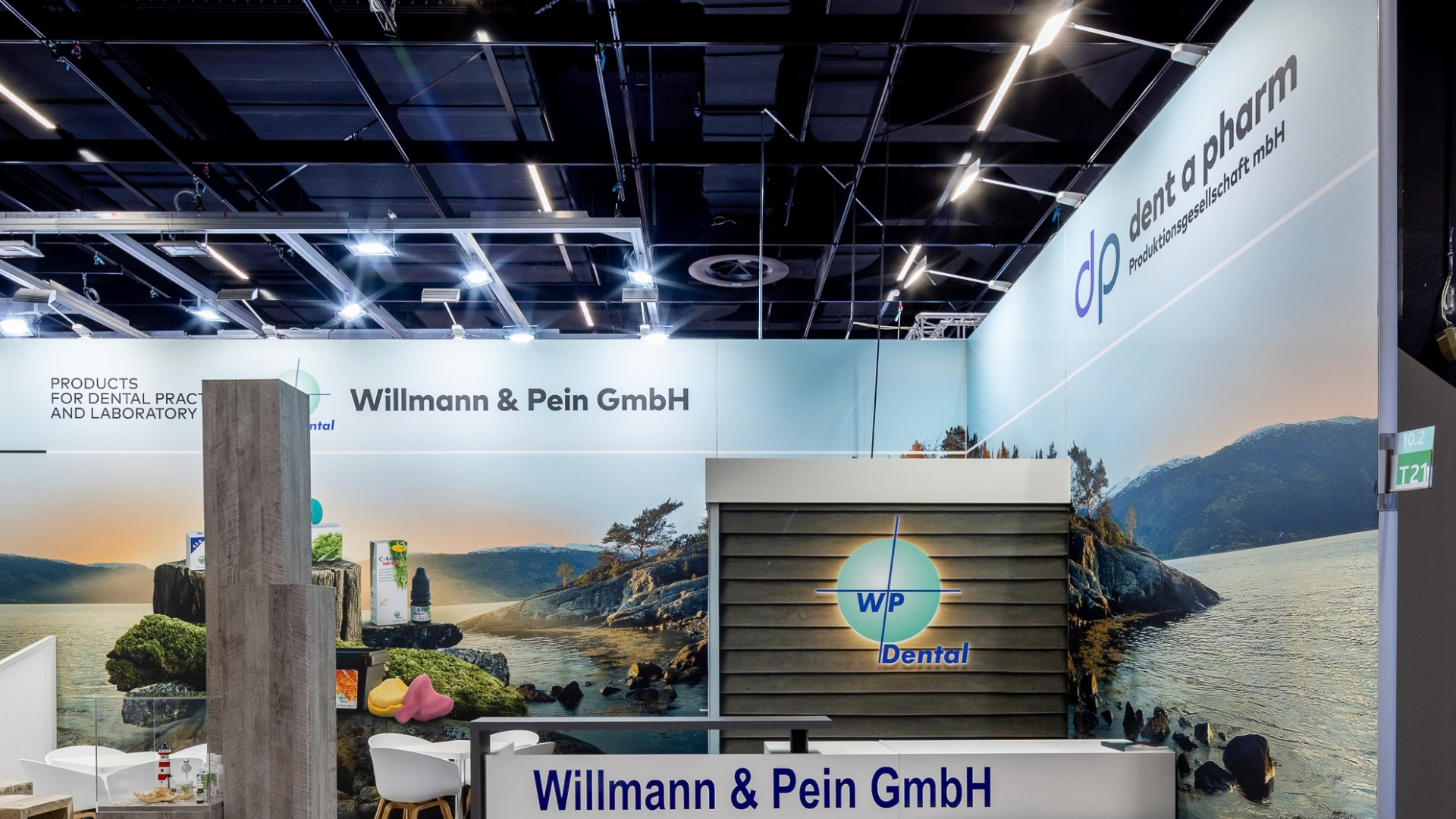 Moderner Messestand mit LED-Grafikwänden für Willmann & Pein GmbH und WP Dental auf einer Fachmesse.