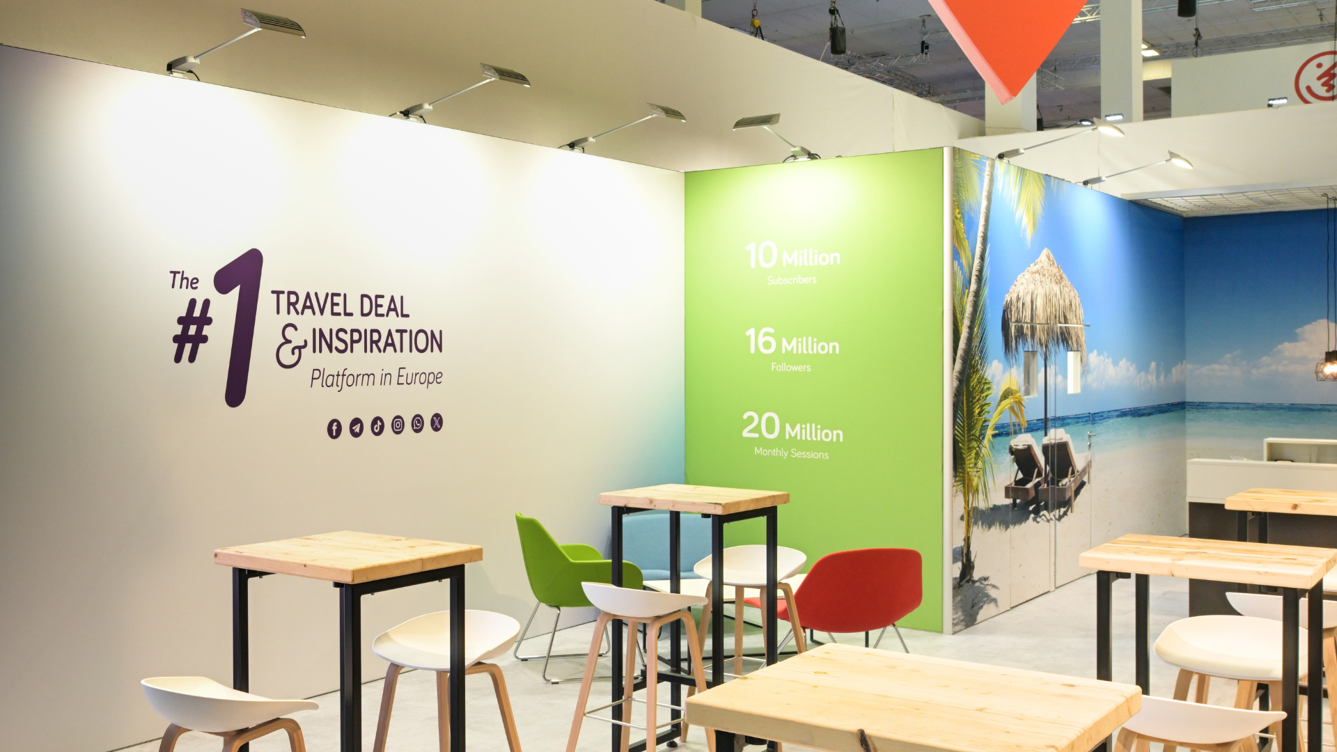 Moderner LED-Messestand mit Sitzmöbeln, Grafikflächen und integrierter Beleuchtung für Markenpräsentationen auf Messen.