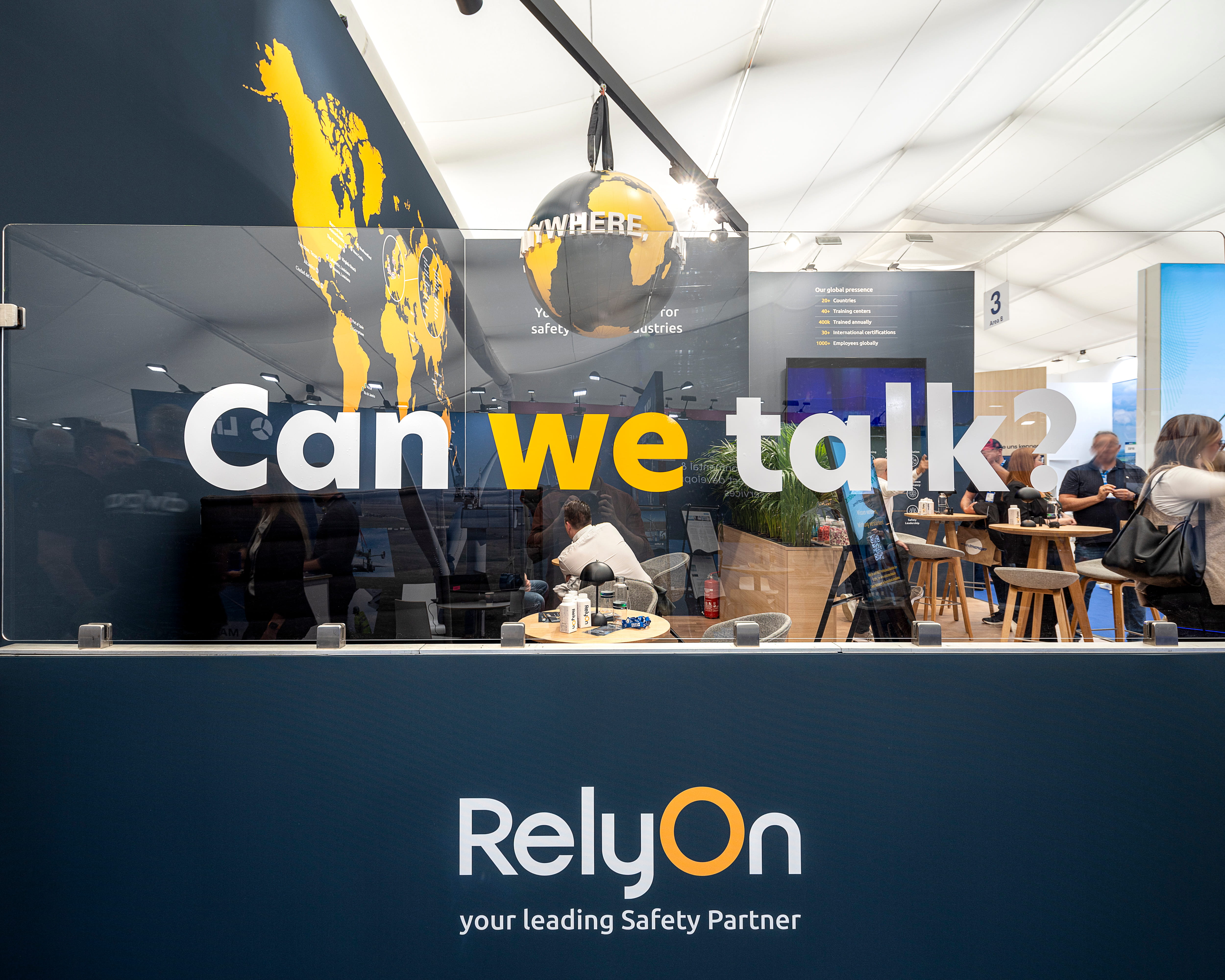 Seitenansicht des RelyOn Messestands auf der Husum Wind 2025