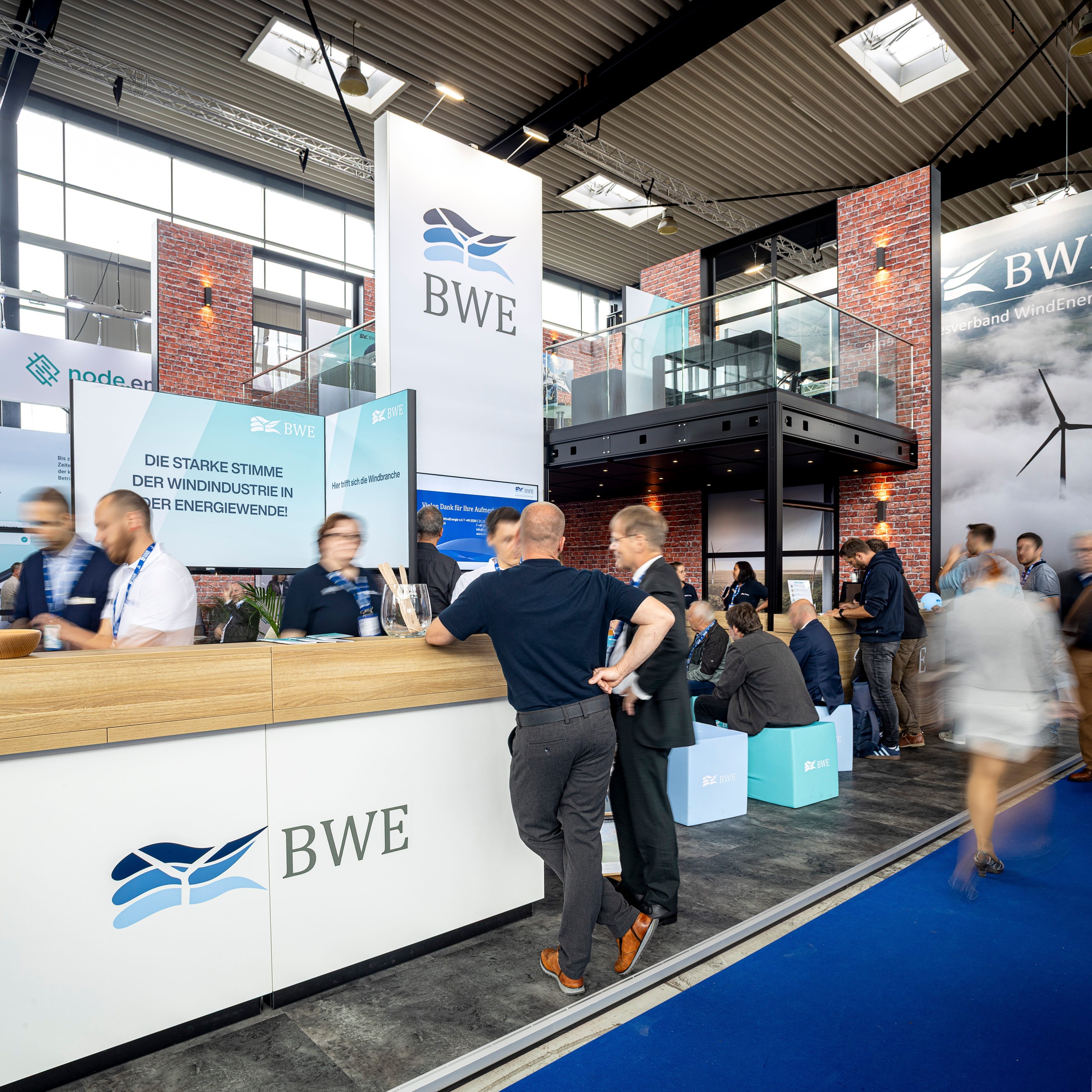 Besucher am Messestand von BWE