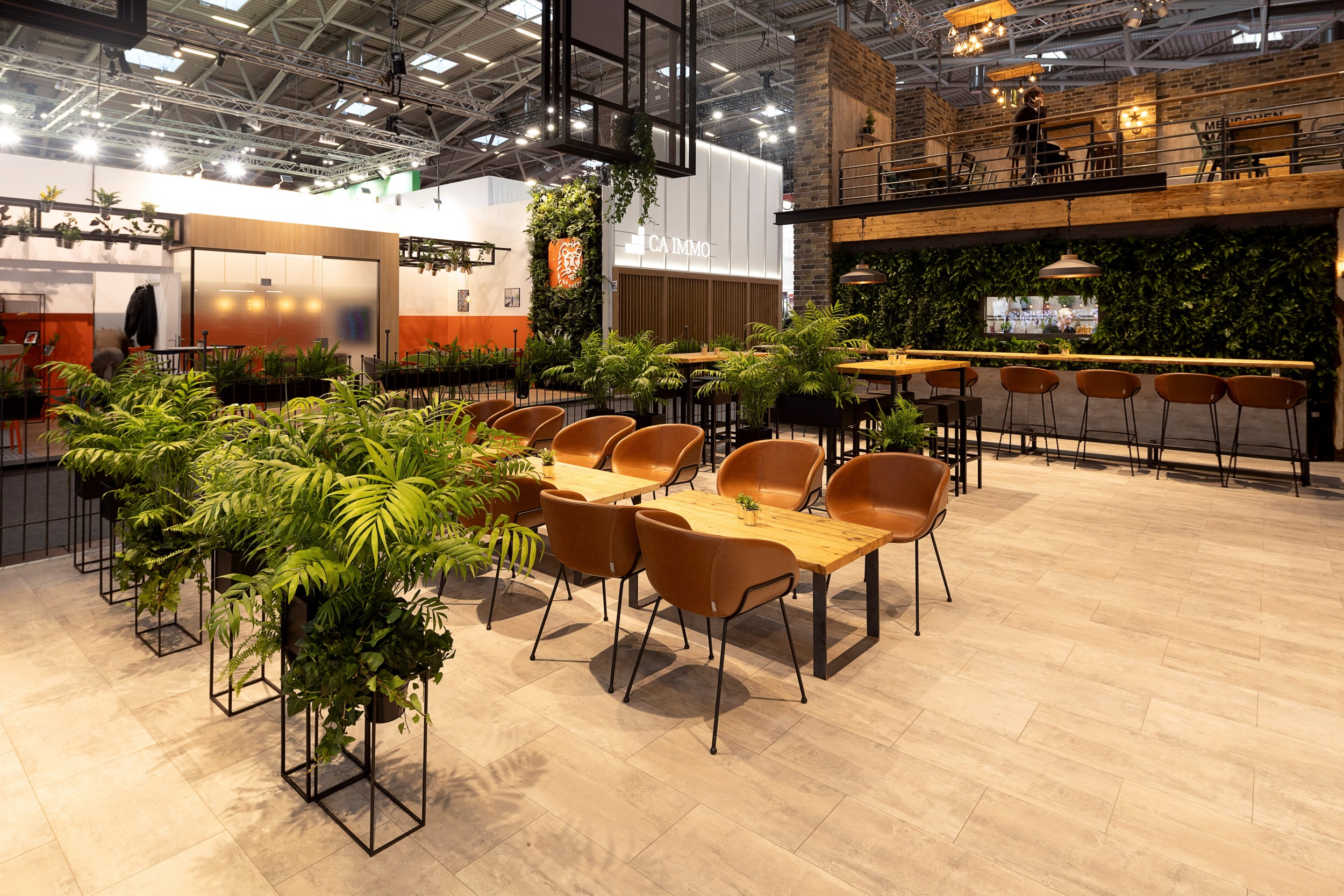 Natürliche Materialien und Pflanzen am Edeka Messestand