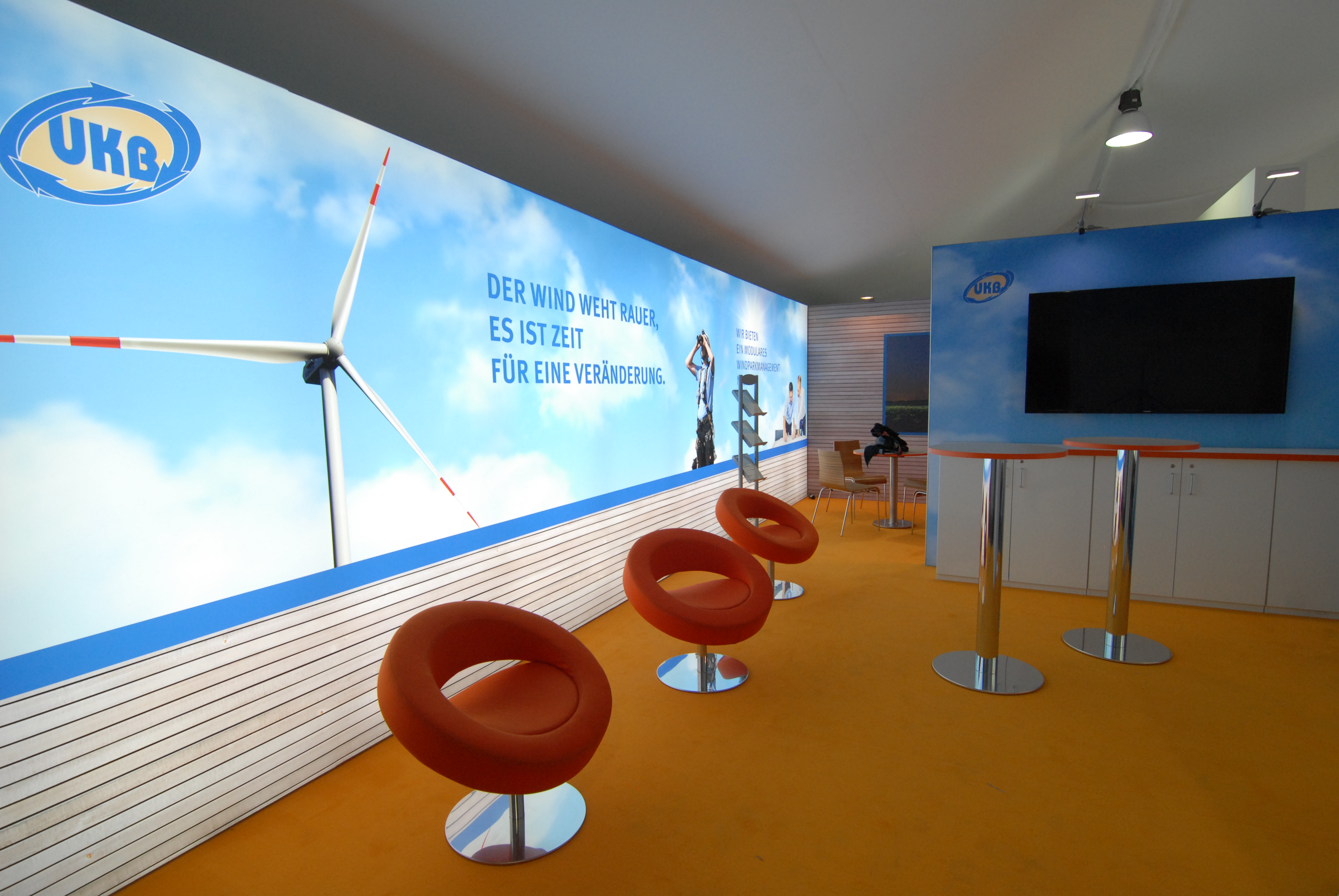 Beleuchtete Wand am UKB Messestand