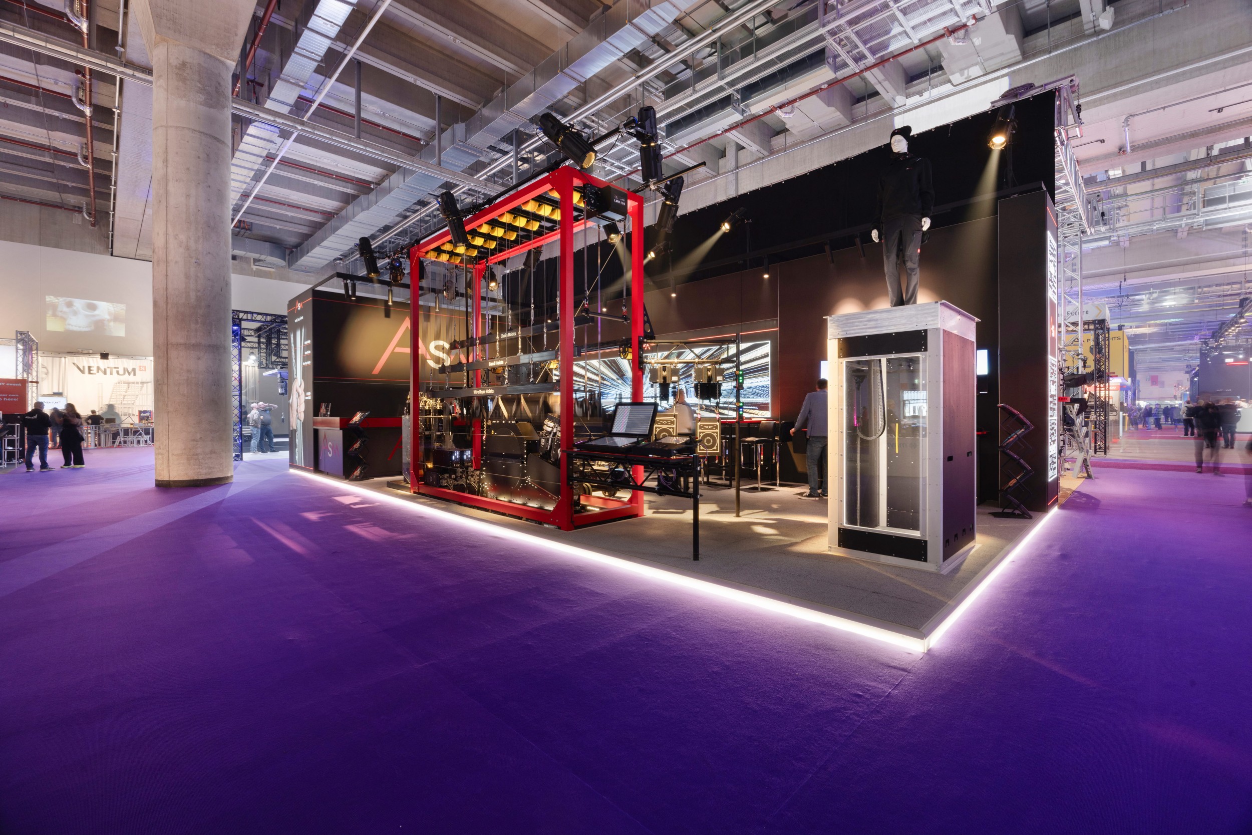 Klar ausgeleuchtete Besucherwerge am ASM Messestand