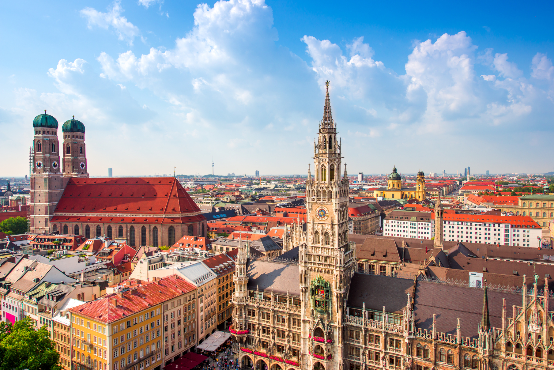 Blick über München mit Marienplatz, Frauenkirche und dem Neuen Rathaus bei sonnigem Wetter
