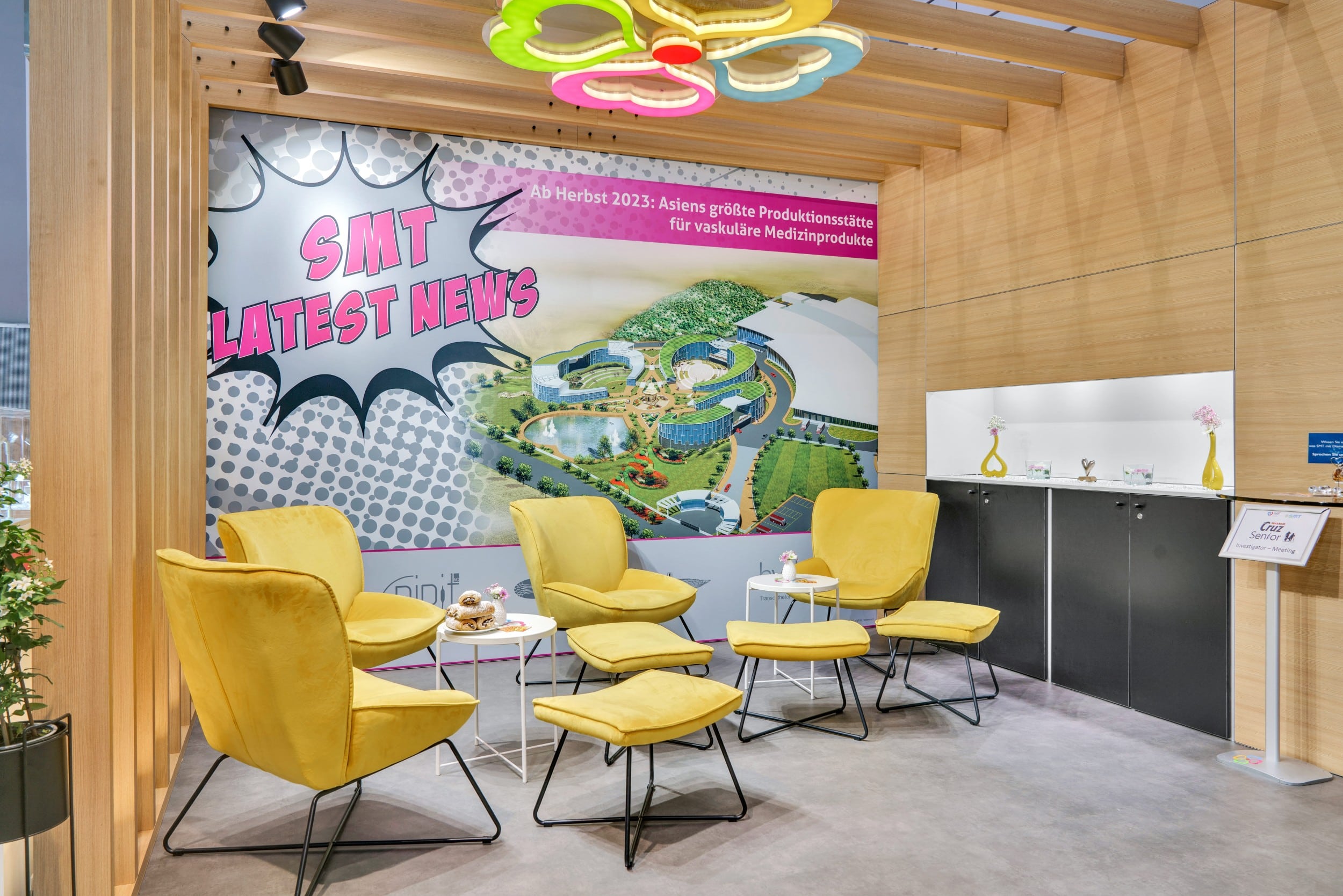 Gemütliche Sitzecke zum Netzwerken am SMT Messestand