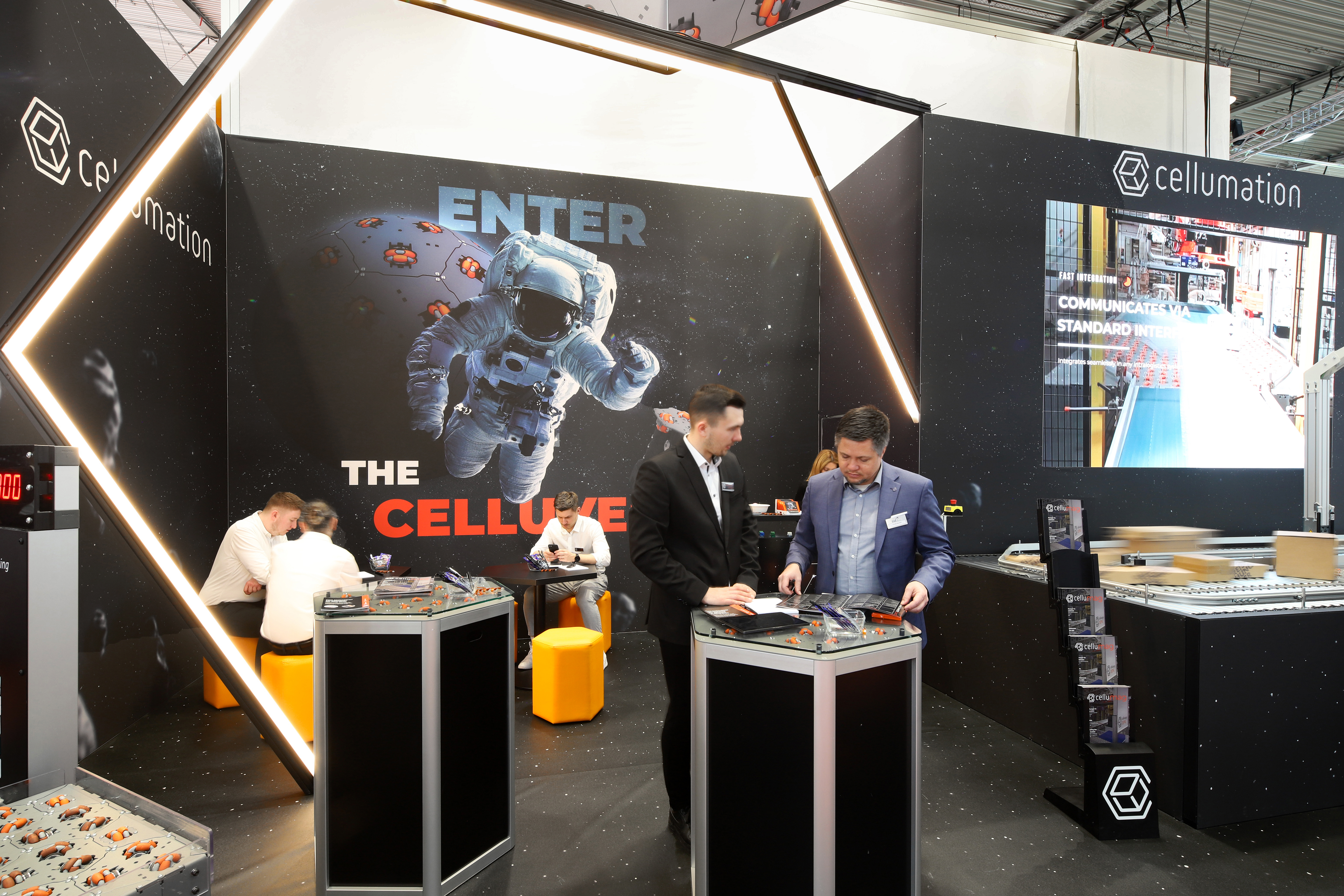 Besucher lassen sich am Cellumation Messestand beraten