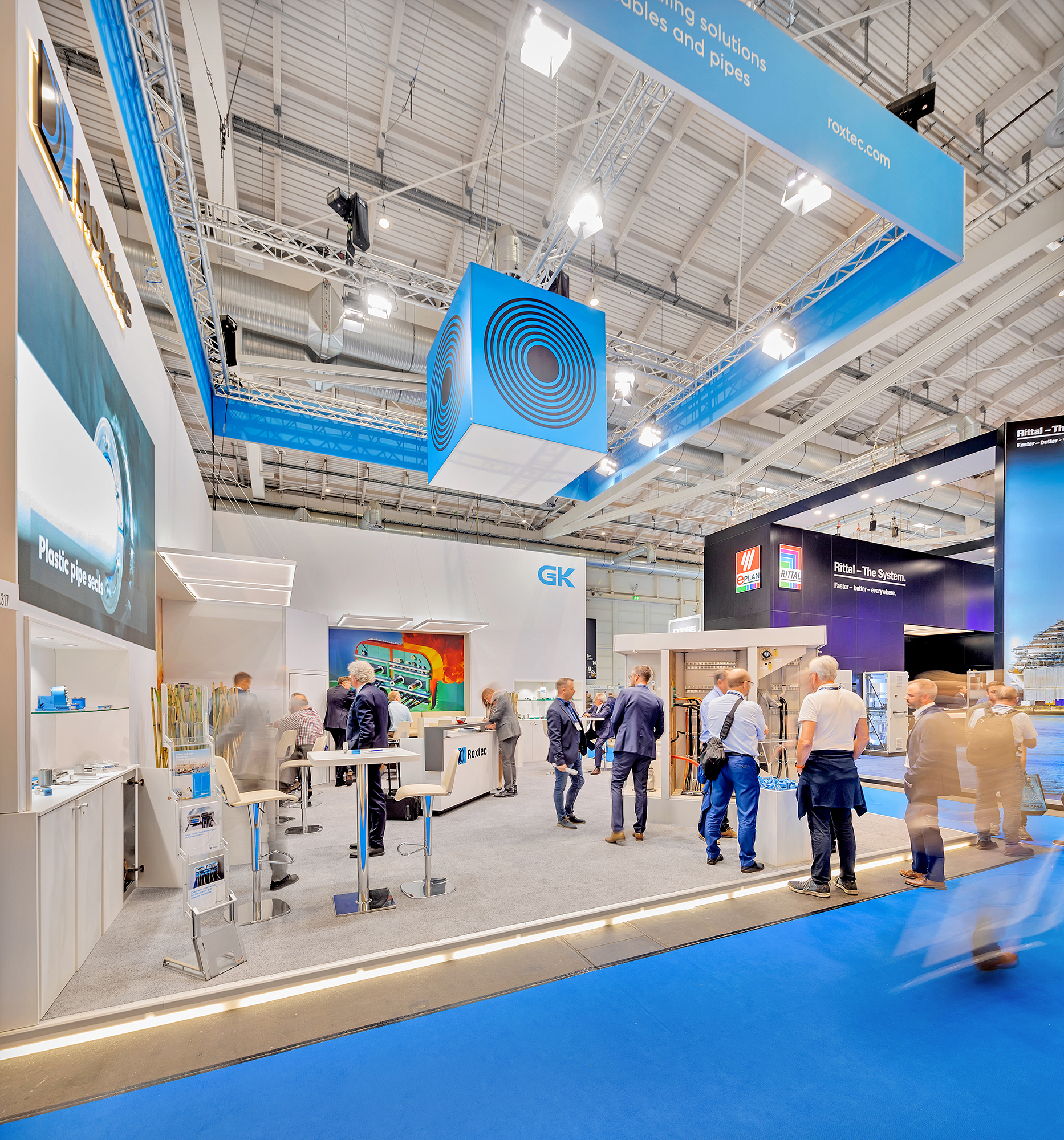 Besucher am Messestand eines Unternehmens in Hamburg