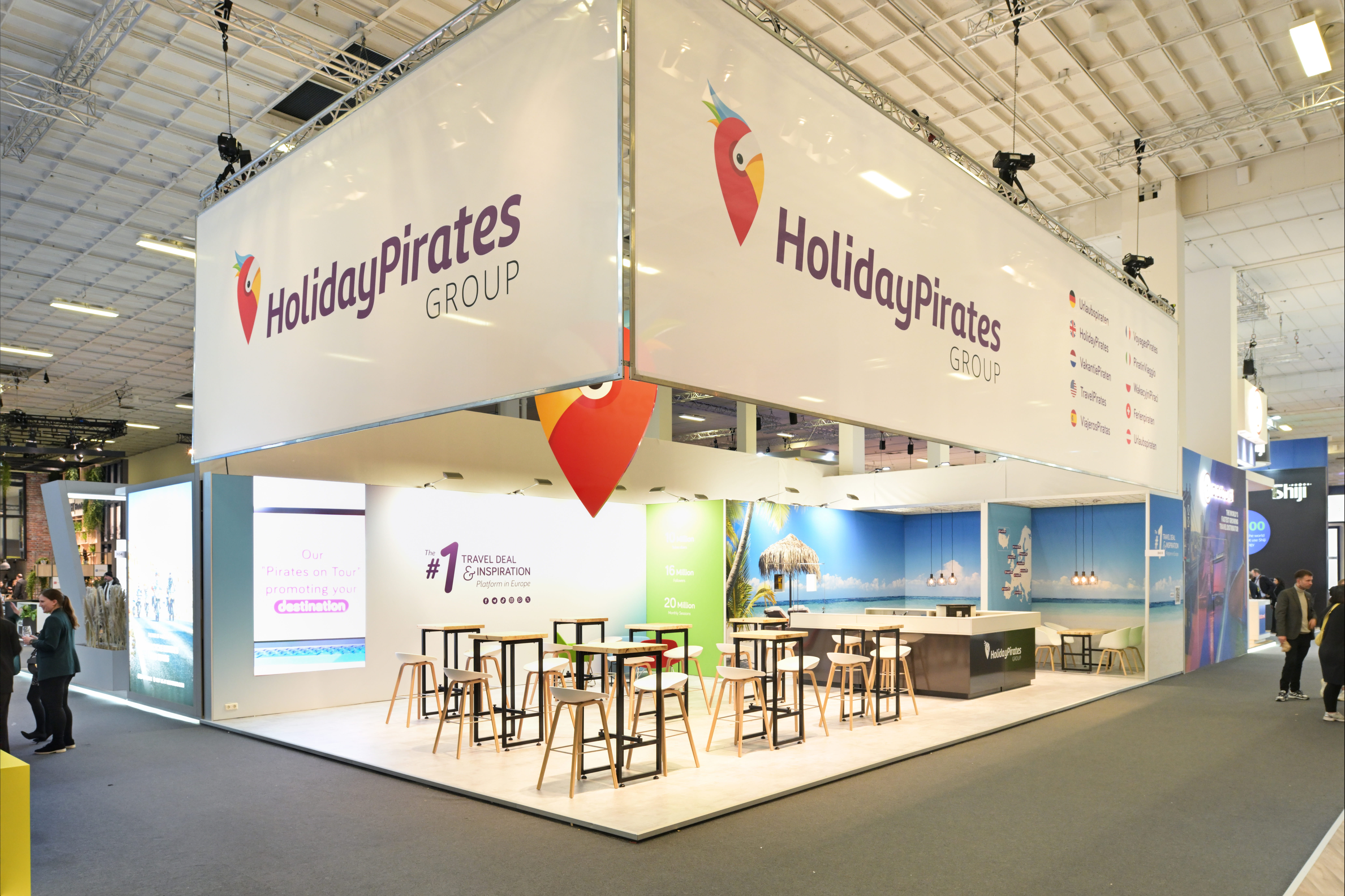 Holiday Pirates Messestand in hellen Farben von EMS