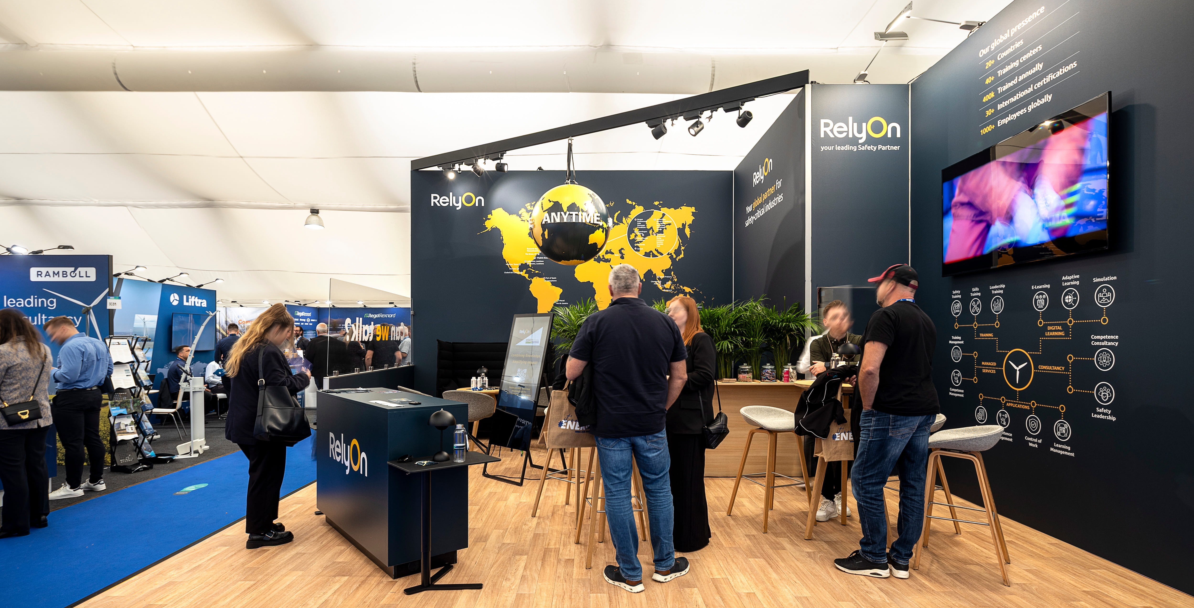 Messebesucher im Gespräch am RelyOn Messestand von EMS